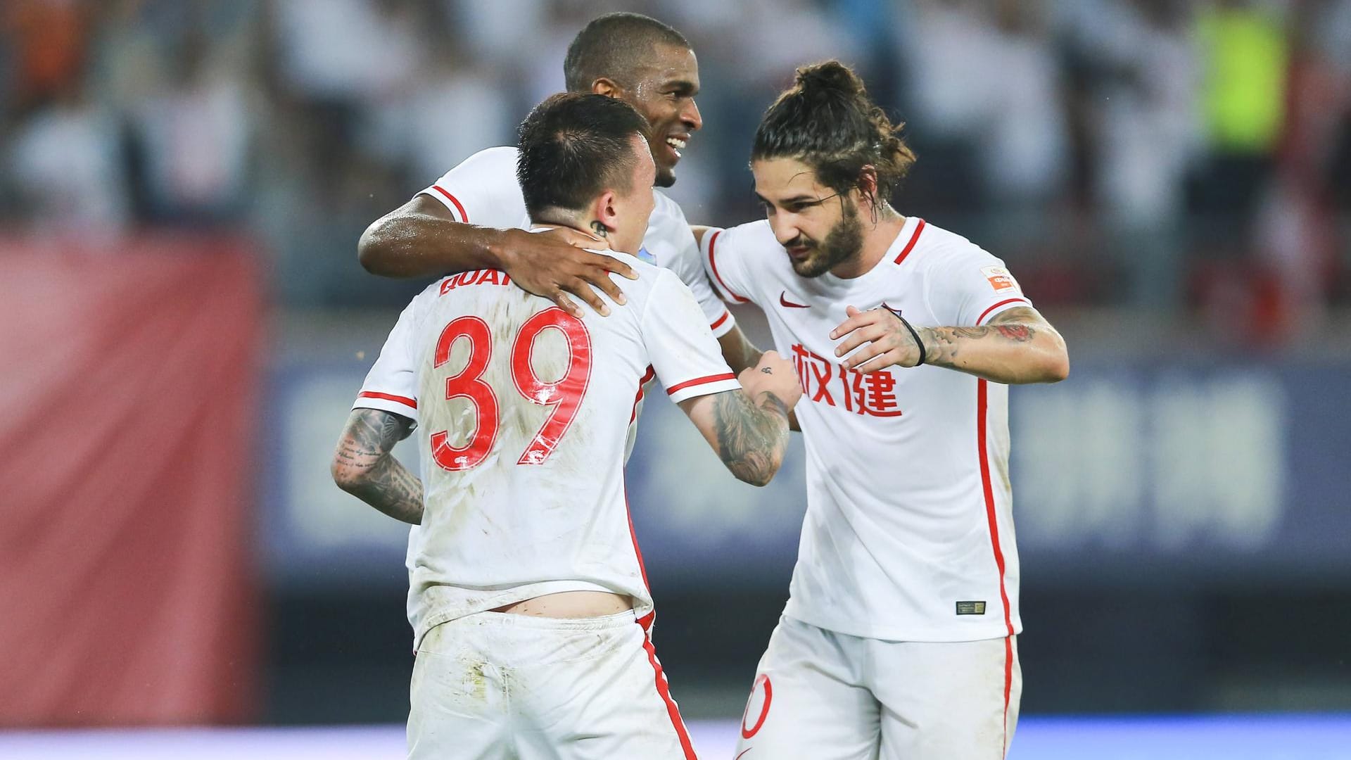 Wang Yongpo (v.l.), Anthony Modeste und Alexandre Pato.