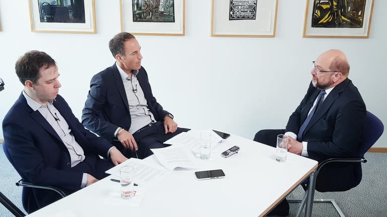 SPD-Kanzlerkandidat Martin Schulz (re.) im Gespräch mit den Redakteuren Florian Harms (Mitte) und David Ruch.