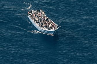 Zwischen Juli und September kamen deutlich weniger Flüchtlinge über das Mittelmeer nach Italien. (Symbolbild)