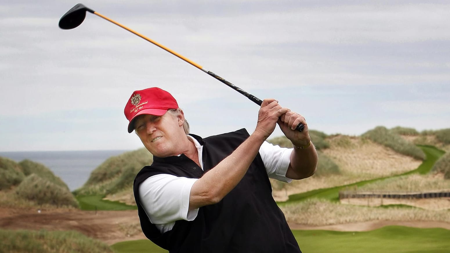 Donald Trump provoziert wieder auf Twitter: Er teilte ein Video, in dem er Golfschlag ausholt, den Ball seiner ehemaligen Gegenkandidatin Hillary Clinton in den Rücken schlägt und sie damit zu Fall bringt. Donald Trump provoziert wieder auf Twitter: Er teilte ein Video, in dem er Golfschlag ausholt, den Ball seiner ehemaligen Gegenkandidatin Hillary Clinton in den Rücken schlägt und sie damit zu Fall bringt.