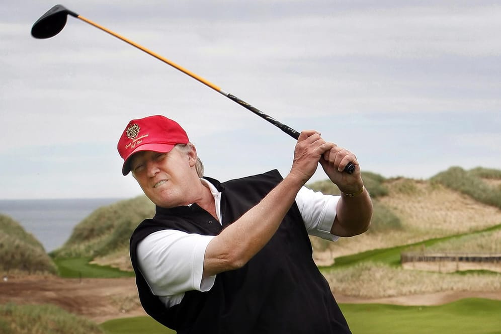 Donald Trump provoziert wieder auf Twitter: Er teilte ein Video, in dem er Golfschlag ausholt, den Ball seiner ehemaligen Gegenkandidatin Hillary Clinton in den Rücken schlägt und sie damit zu Fall bringt.