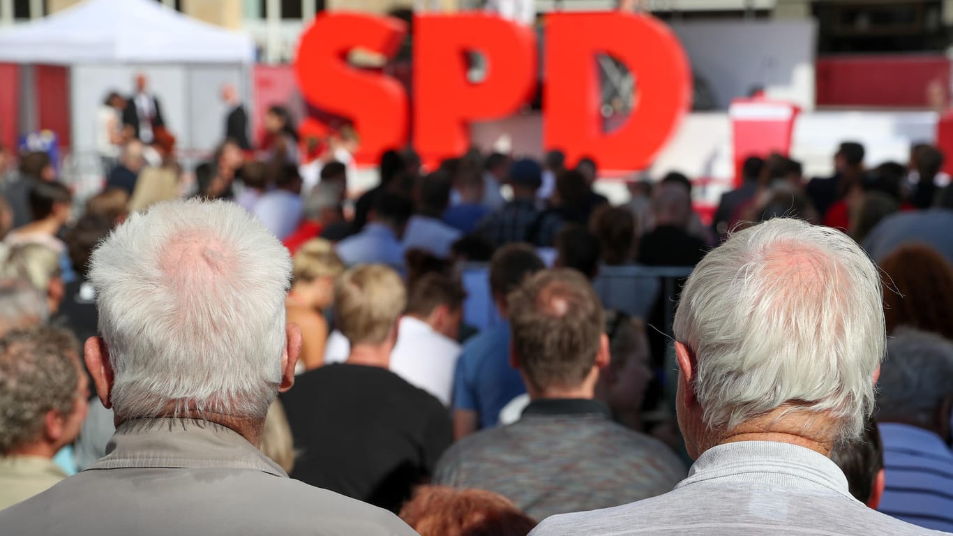 Eine Wahlkampfveranstaltung der SPD auf dem Nikolaikirchhof in Leipzig (Sachsen).