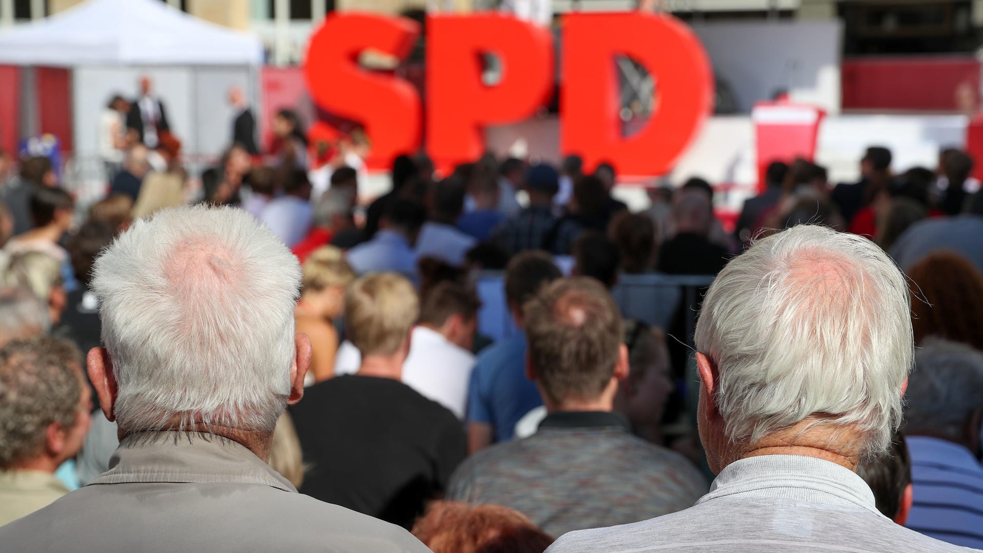 Eine Wahlkampfveranstaltung der SPD auf dem Nikolaikirchhof in Leipzig (Sachsen). Eine Wahlkampfveranstaltung der SPD auf dem Nikolaikirchhof in Leipzig (Sachsen).