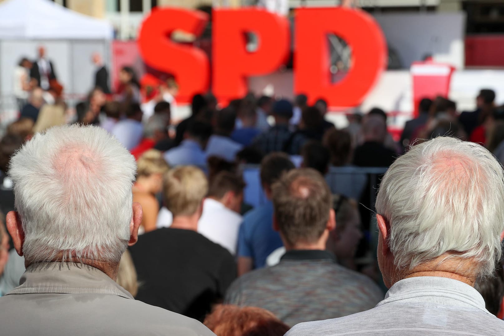 Eine Wahlkampfveranstaltung der SPD auf dem Nikolaikirchhof in Leipzig (Sachsen).