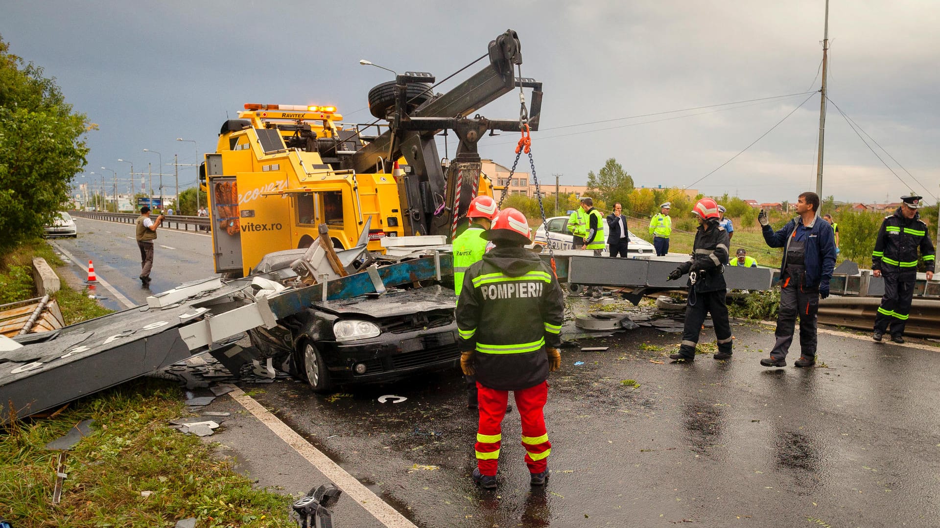 Ein Verkehrsschild kippte aufgrund eines heftigen Sturms um und tötete den Fahrer. Bei weiteren Vorfällen sind insgesamt acht Menschen verstorben und etwa 30 verletzt. Ein Verkehrsschild kippte aufgrund eines heftigen Sturms um und tötete den Fahrer. Bei weiteren Vorfällen sind insgesamt acht Menschen verstorben und etwa 30 verletzt.