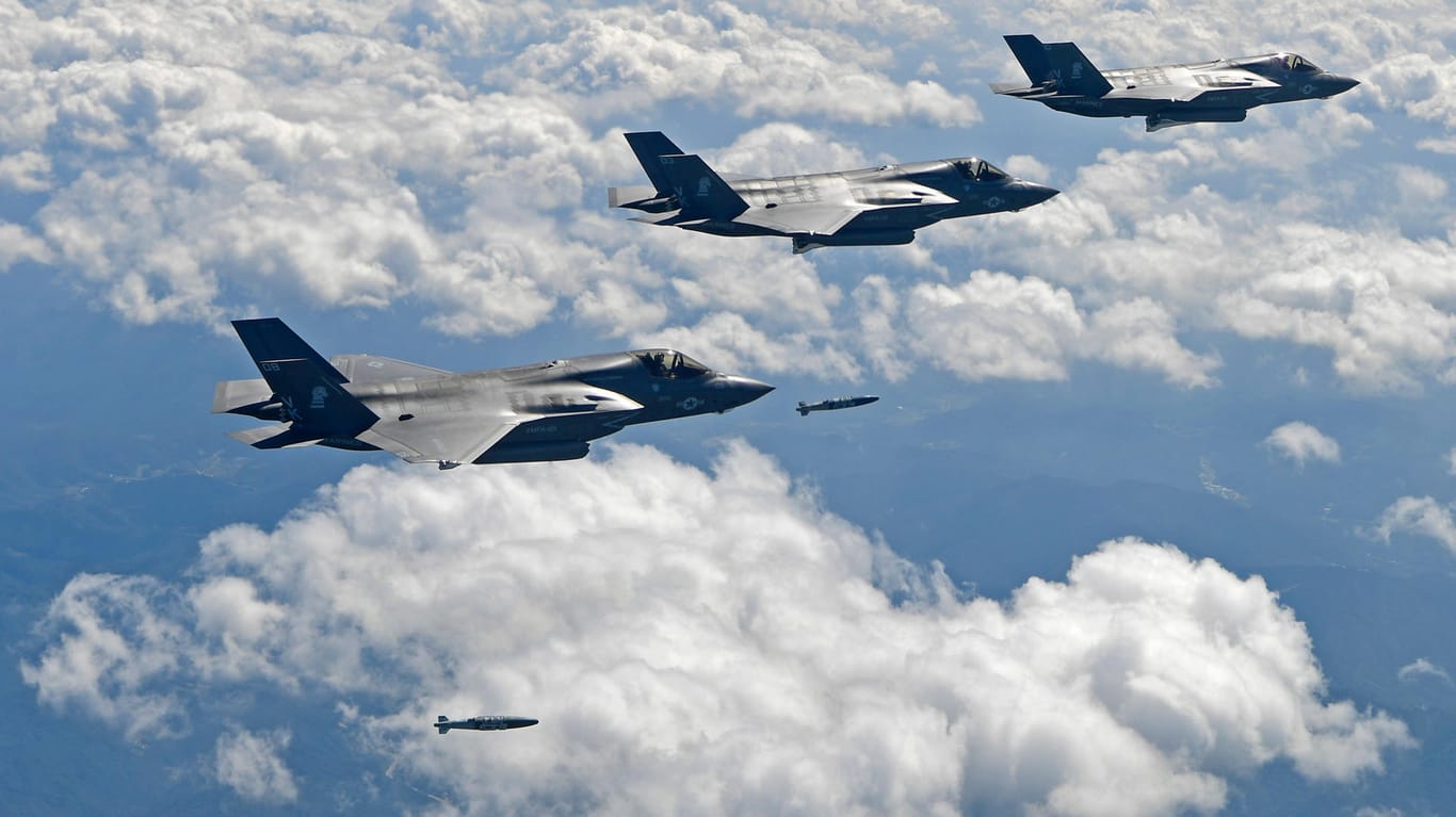 Bei einer Übung über Südkorea fliegen mehrere F35B-Mehrzweckkampfflugzeuge der US Air Force.