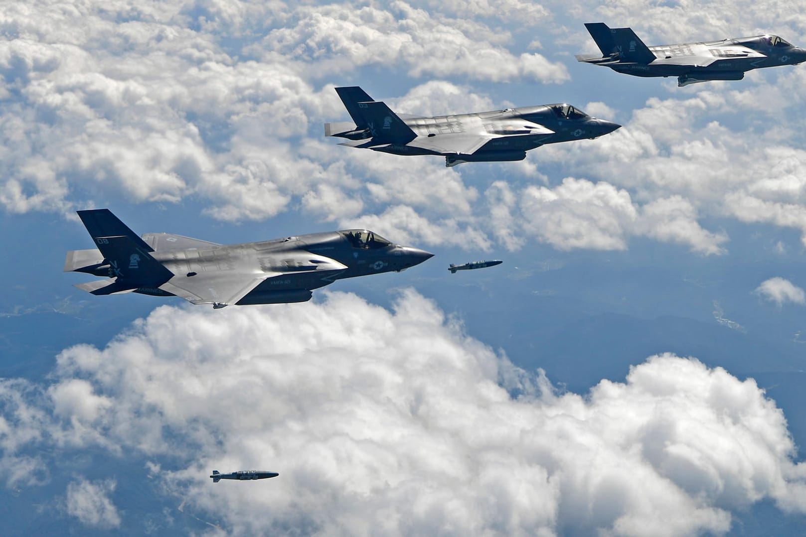 Bei einer Übung über Südkorea fliegen mehrere F35B-Mehrzweckkampfflugzeuge der US Air Force.