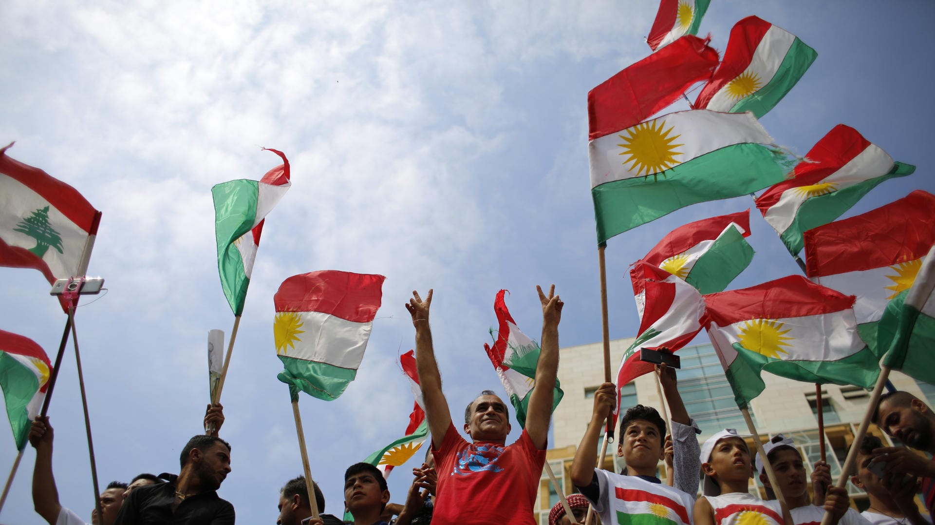 Kurdische Demonstranten halten in Beirut kurdische Flaggen hoch. Sie unterstützen die Kurden im Nordirak, die an den Plänen für ein Unabhängigkeitsreferendum festhalten.