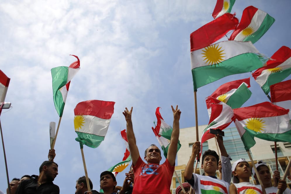 Kurdische Demonstranten halten in Beirut kurdische Flaggen hoch. Sie unterstützen die Kurden im Nordirak, die an den Plänen für ein Unabhängigkeitsreferendum festhalten.
