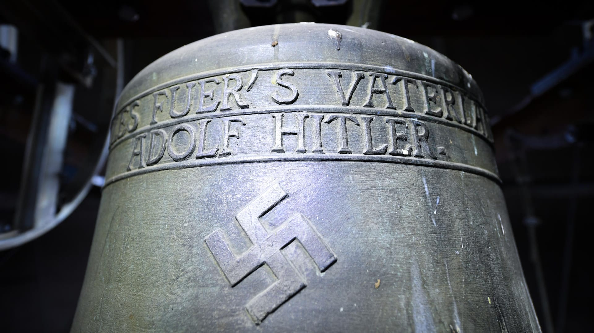 Im Glockenturm der Kirche St. Jakob eine Bronzeglocke mit Hakenkreuz und dem Spruch "Alles fuer's Vaterland Adolf Hitler". In Niedersachsen sind nun ähnliche Glocken entfernt worden.