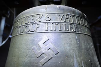 Im Glockenturm der Kirche St. Jakob eine Bronzeglocke mit Hakenkreuz und dem Spruch "Alles fuer's Vaterland Adolf Hitler". In Niedersachsen sind nun ähnliche Glocken entfernt worden.