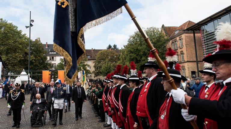 Bevor die CDU Baden-Württemberg den Bundesfinanzminister zu dessen 75. Geburtstag in einer Reithalle empfing, begrüßten Bürgerwehren den Jubilaren.