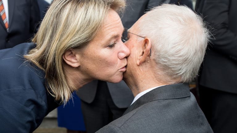 Küsschen für Papa: Christine Strobl, Tochter von Wolfgang Schäuble, gratulierte ihrem Vater zum 75. Geburtstag.