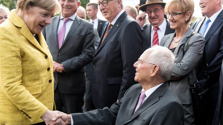 Wolfgang Schäuble, dienstältester Bundestagsabgeordneter, hat bei einem Empfang in Offenburg seinen 75. Geburtstag gefeiert. Unter den Gästen und Gratulanten war auch Bundeskanzlerin Angela Merkel.