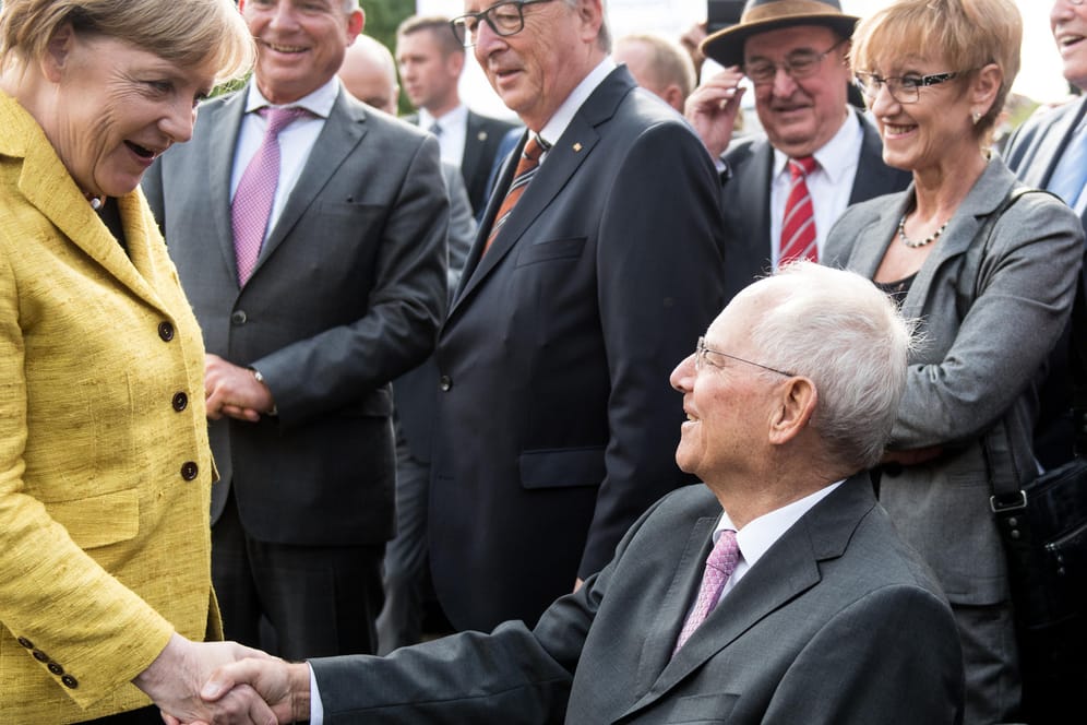Wolfgang Schäuble, dienstältester Bundestagsabgeordneter, hat bei einem Empfang in Offenburg seinen 75. Geburtstag gefeiert. Unter den Gästen und Gratulanten war auch Bundeskanzlerin Angela Merkel.