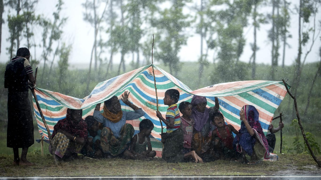 Nach UN-Angaben sind seit Ende August rund 400.000 Muslime aus Myanmar/Burma in den Süden des Nachbarlands Bangladesch geflüchtet. Die Flüchtlingslager dort sind überfüllt.