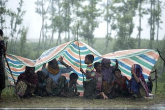 Nach UN-Angaben sind seit Ende August rund 400.000 Muslime aus Myanmar/Burma in den Süden des Nachbarlands Bangladesch geflüchtet. Die Flüchtlingslager dort sind überfüllt.