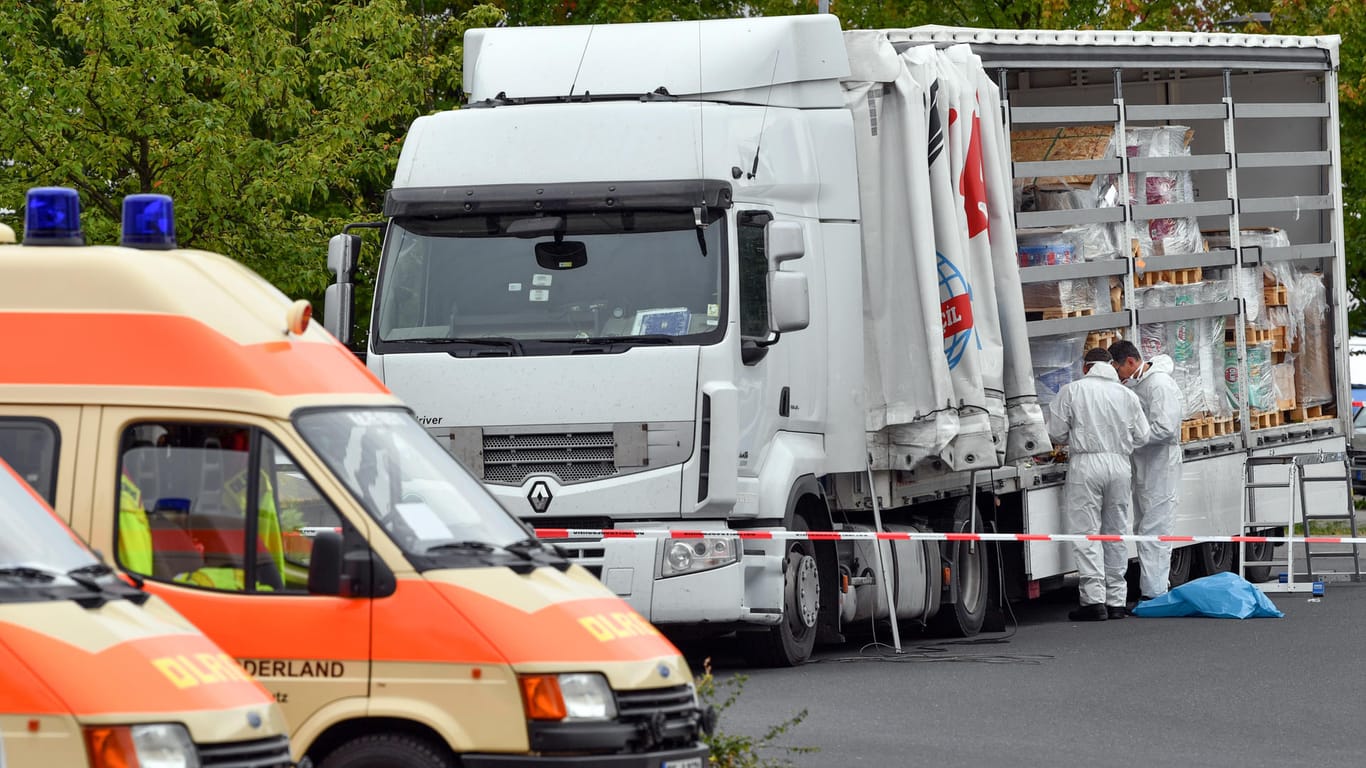 Der Schleuser-Lastwagen war auf der Autobahn 12 im brandenburgischen Grenzgebiet zu Polen von der Bundespolizei gestoppt worden.