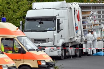 Der Schleuser-Lastwagen war auf der Autobahn 12 im brandenburgischen Grenzgebiet zu Polen von der Bundespolizei gestoppt worden.