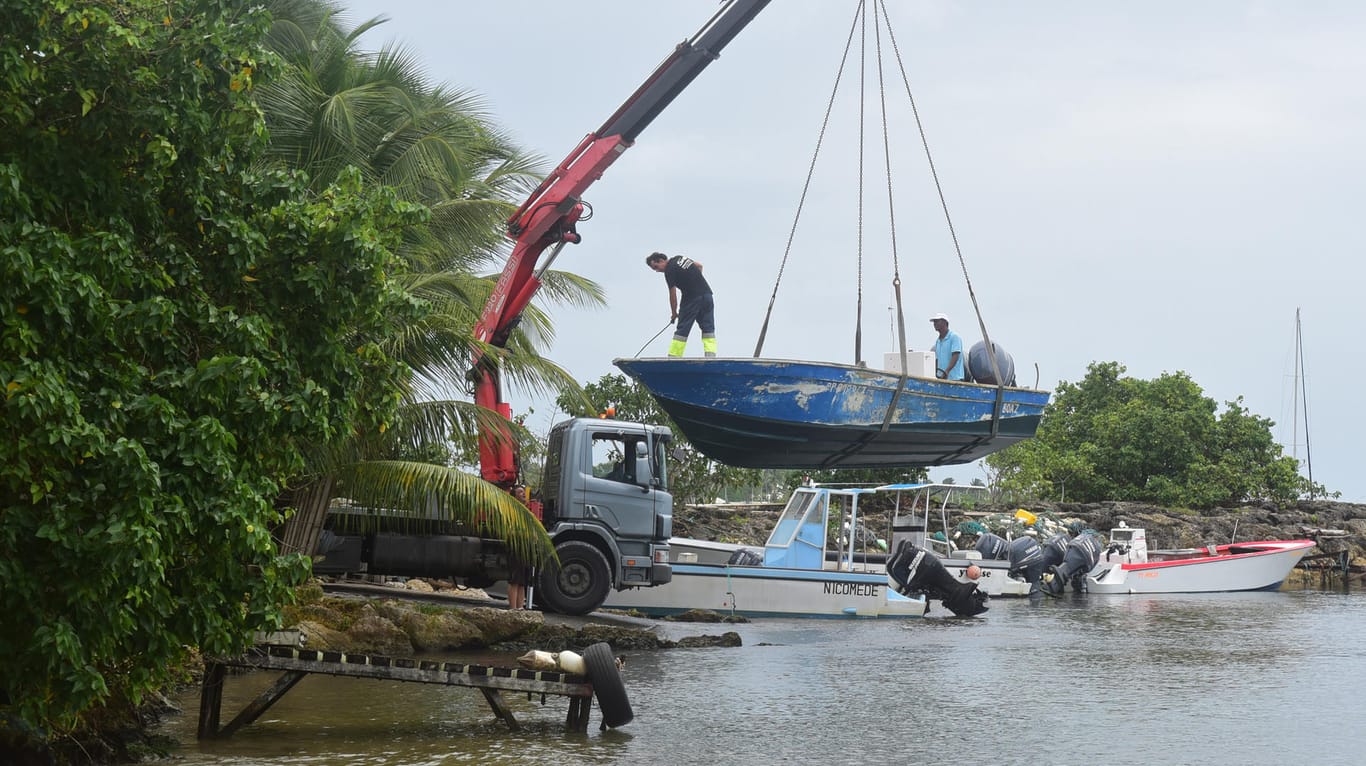 Bewohner der Insel Guadeloupe heben ein Boot aus dem Wasser als vorbereitende Maßnahme auf den Hurrikan "Maria".
