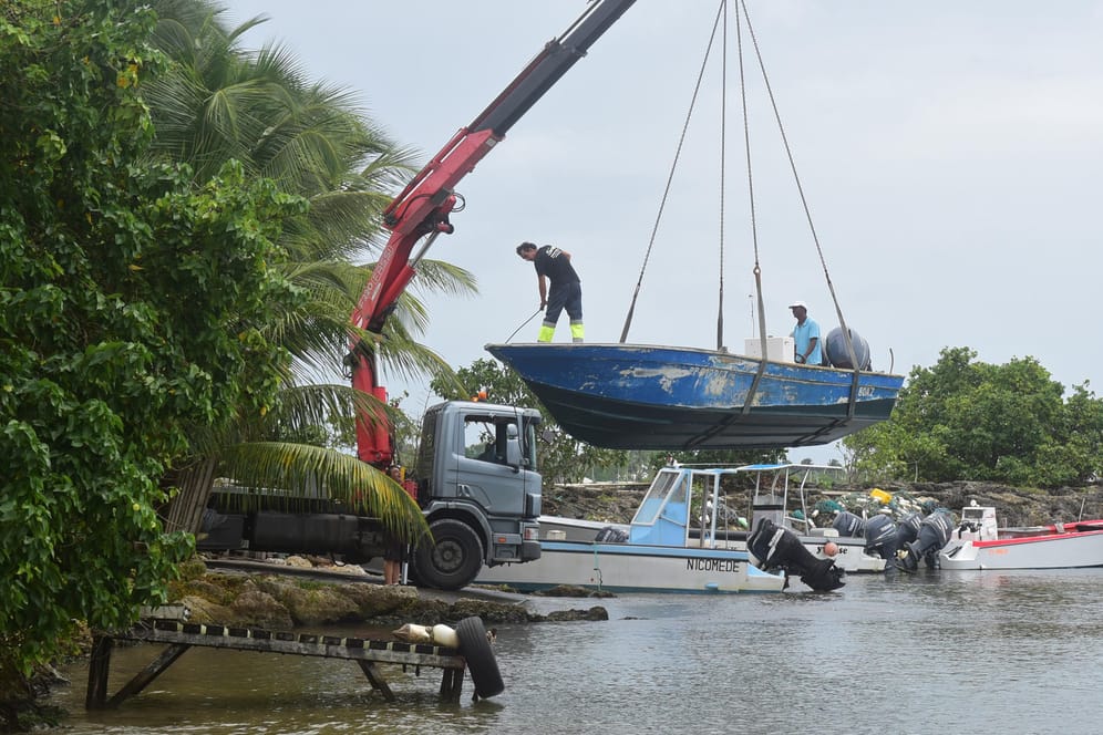 Bewohner der Insel Guadeloupe heben ein Boot aus dem Wasser als vorbereitende Maßnahme auf den Hurrikan "Maria".