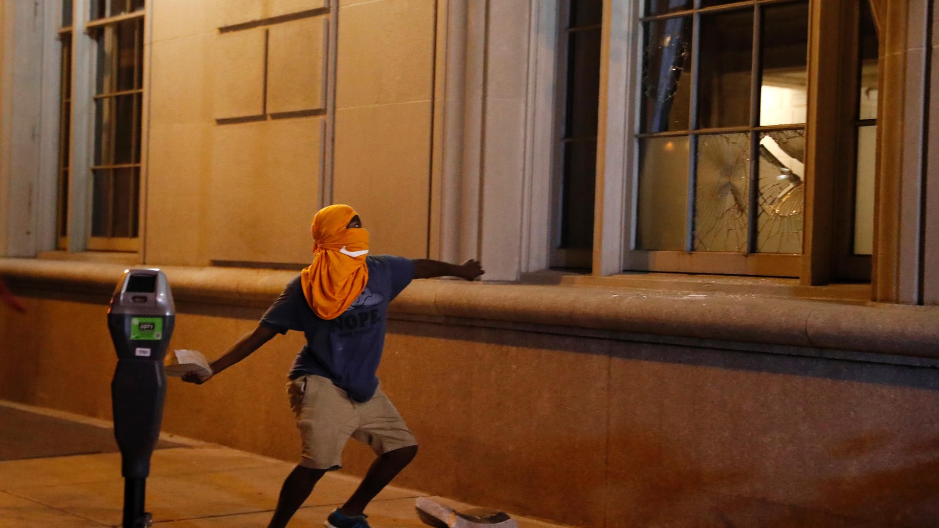 Proteste gegen den Freispruch eines Ex-Polizisten in St. Louis (USA) verliefen zunächst friedlich, ehe einige Demonstranten am Abend gewalttätig wurden. Proteste gegen den Freispruch eines Ex-Polizisten in St. Louis (USA) verliefen zunächst friedlich, ehe einige Demonstranten am Abend gewalttätig wurden.