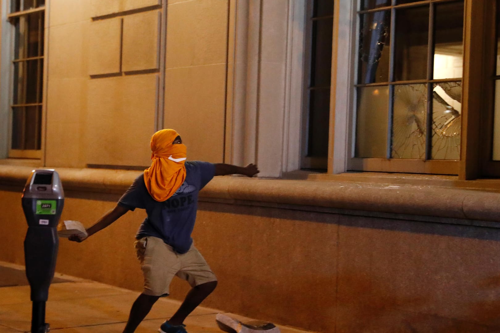 Proteste gegen den Freispruch eines Ex-Polizisten in St. Louis (USA) verliefen zunächst friedlich, ehe einige Demonstranten am Abend gewalttätig wurden.