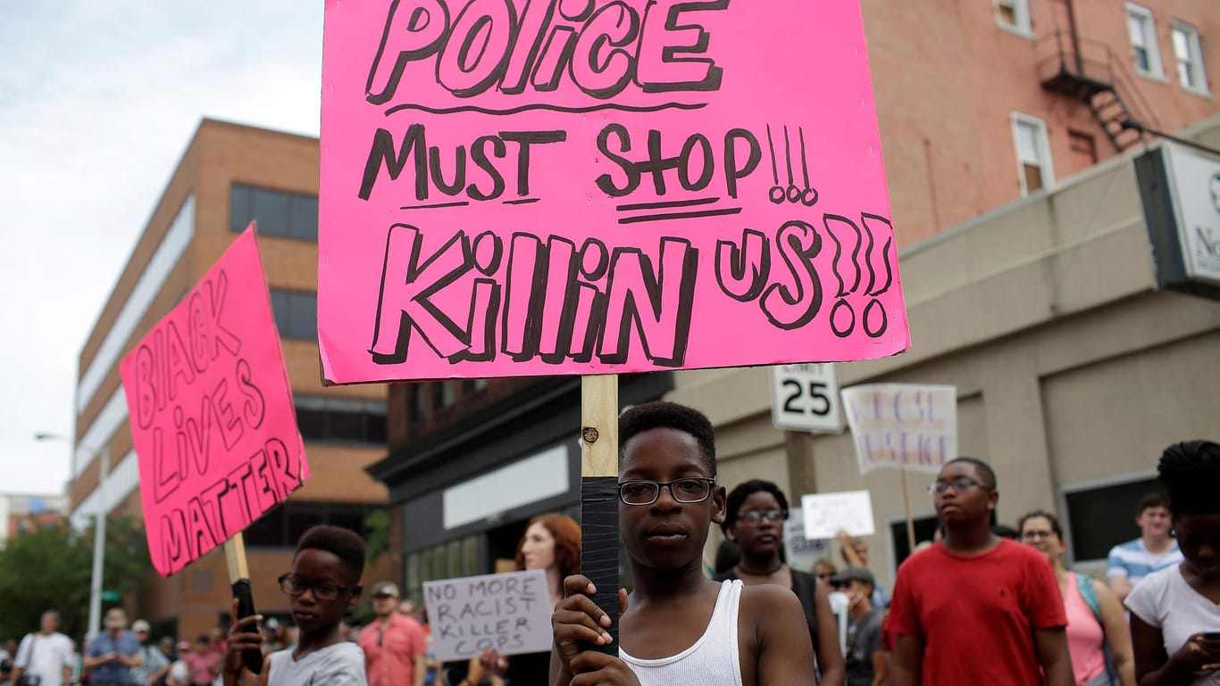 Rund hundert Menschen, überwiegend Schwarze, nahmen Teil am Protestzug. Auf dem Plakat dieses Demonstranten steht "Die Polizei muss aufhören uns zu töten."