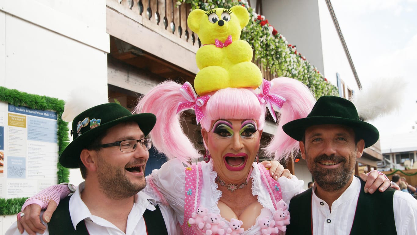 Auf dem Münchener Oktoberfest haben am Wochenende Tausende Gäste den "Gay-Sonntag" gefeiert.