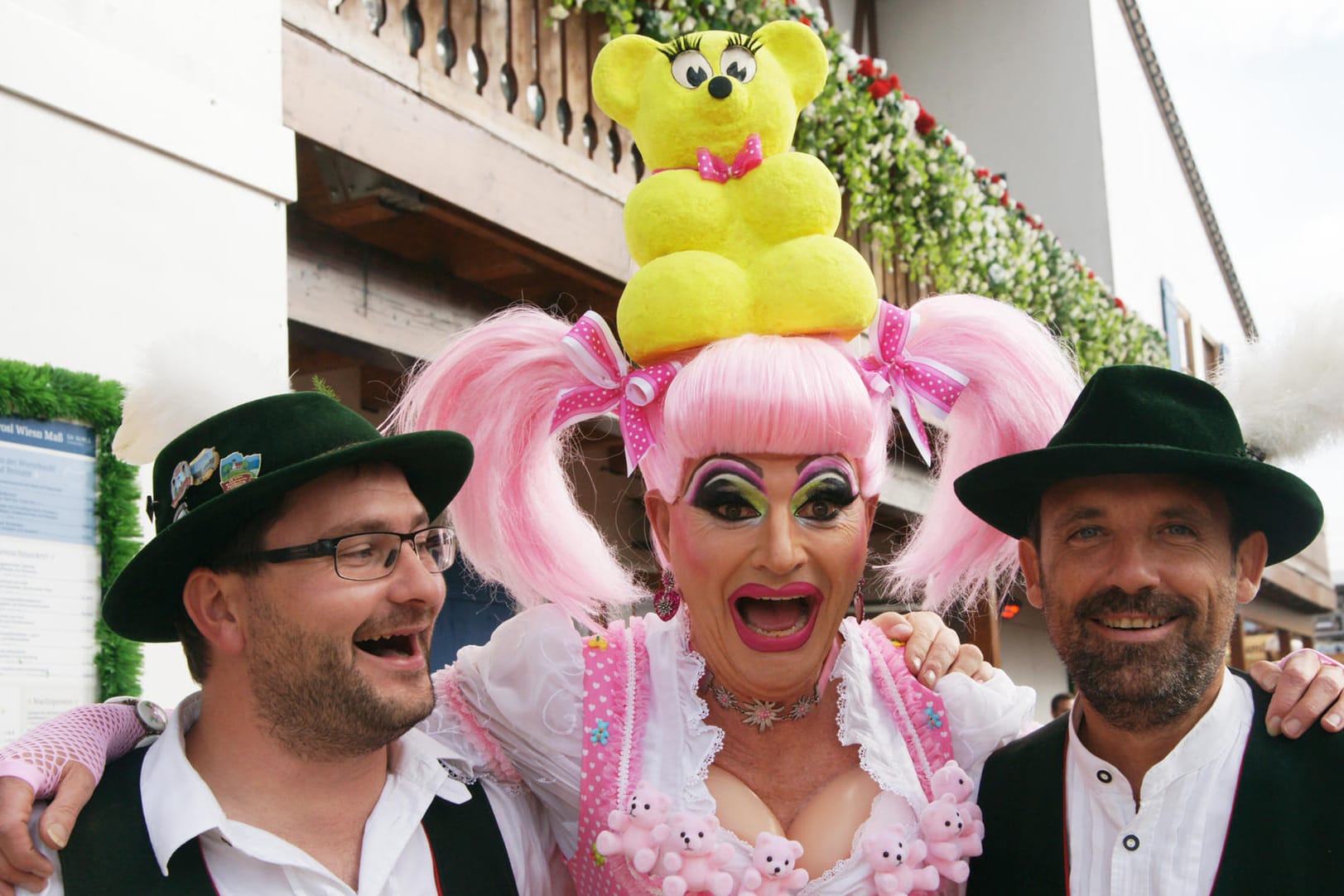 Auf dem Münchener Oktoberfest haben am Wochenende Tausende Gäste den "Gay-Sonntag" gefeiert.