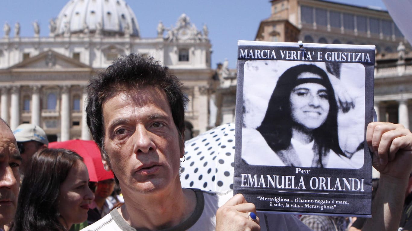 Pietro Orlandi,der Bruder der vermissten Emanuela Orlandi, zeigt auf dem Petersplatz in Vatikanstadt ein Foto seiner auf mysteriöse Weise verschwundenen Schwester. (Archivbild)