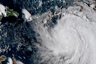 Satelliten-Bilder der NASA zeigen das Auge von Hurrikan "Maria" nahe der Karibik-Insel Dominica.