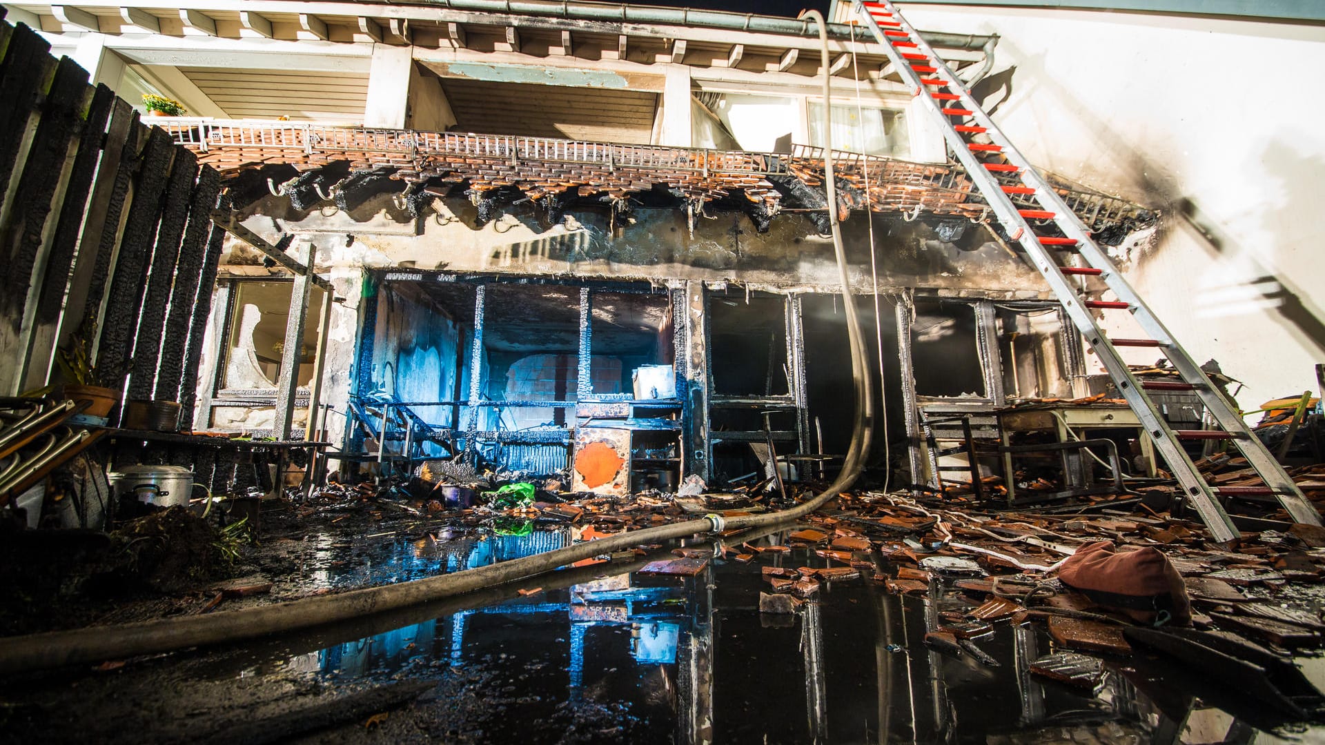 Das Feuer verwüstet komplett die Wohnung eines Mehrfamilienhauses.