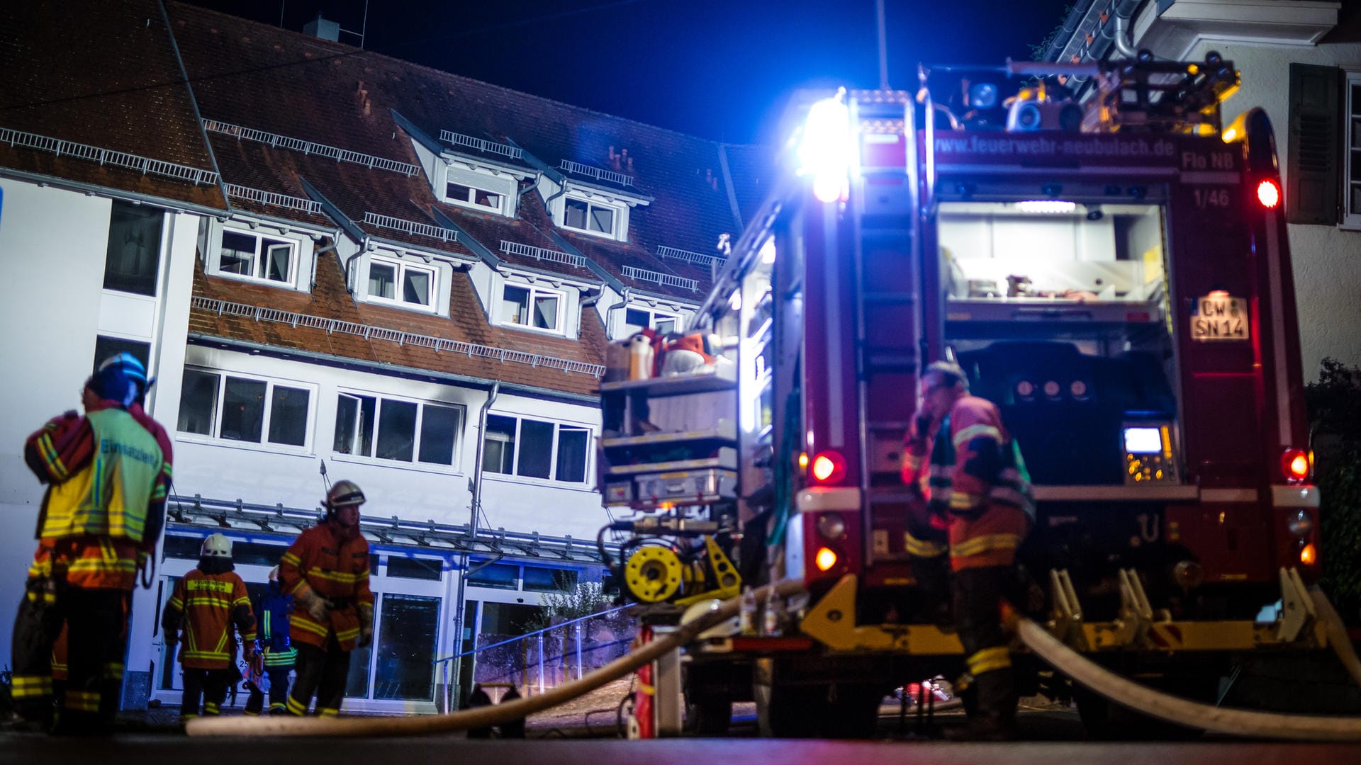 Einsatzkräfte der Feuerwehr rückten zu später Stunde zum Einsatzort in Neubulach aus.