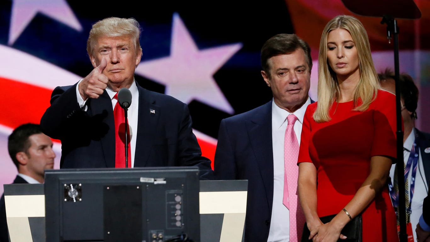 Paul Manafort an der Seite von Donald Trump und dessen Tochter Ivanka Trump bei einem Wahlkampfauftritt in Cleveland (USA) im Juli 2016. (Archivbild)