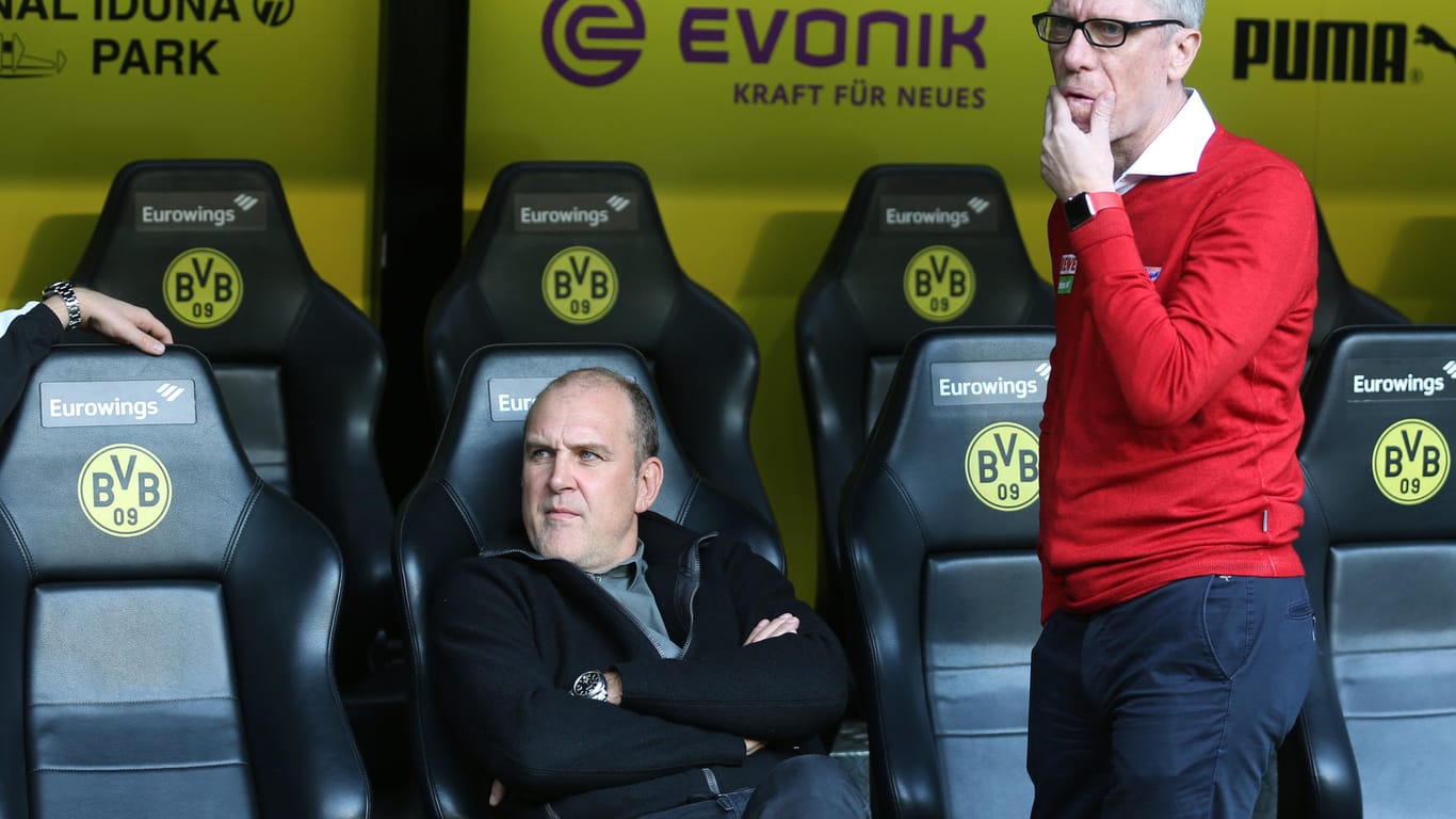Köln-Manager Jörg Schmadtke und -Trainer Peter Stöger beim Spiel in Dortmund.