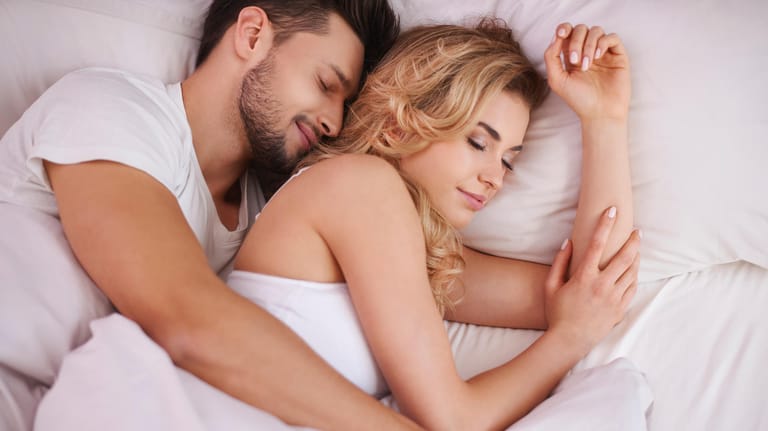 Forscher haben herausgefunden, warum Sie mehr Zeit im Bett verbringen sollten.