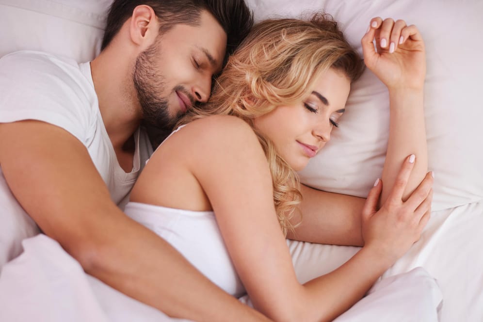 Forscher haben herausgefunden, warum Sie mehr Zeit im Bett verbringen sollten.