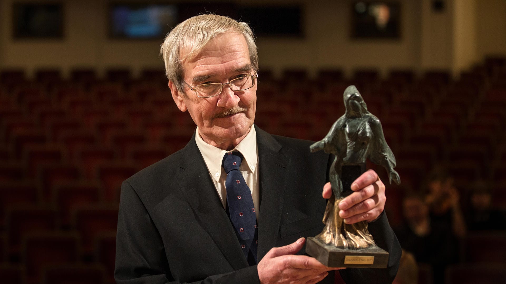 Der frühere Sowjet-Offizier Stanislaw Petrow hält am 17.02.2013 den mit 25 000 Euro dotierten «Dresden-Preis» in der Semperoper in Dresden in den Händen.