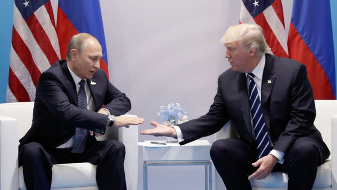 Seltenes Bild: US-Präsident Donald Trump (r) und der russische Präsident Wladimir Putin begegnen sich persönlich, wie hier am 7. Juli 2017 beim G20-Gipfel in Hamburg.