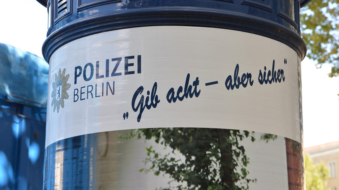 «Polizei Berlin. Gib acht - aber sicher» steht am auf einer Werbetafel vor dem Polizeipräsidium am Platz der Luftbrücke. Was für eine Ironie.