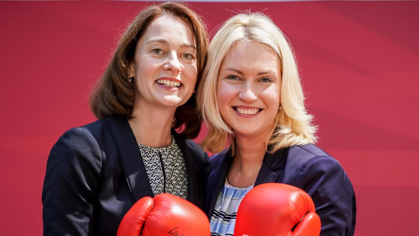 Die neue Familienministerin Katarina Barley (SPD, l) und ihre Amtsvorgängerin Manuela Schwesig (SPD).