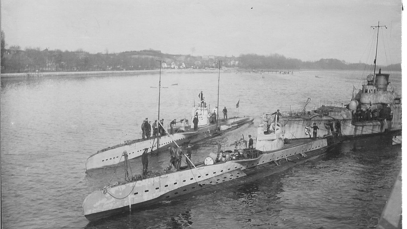 Das historische Foto zeigt deutsche U-Boote vom Typ UB II aus dem Ersten Weltkrieg.