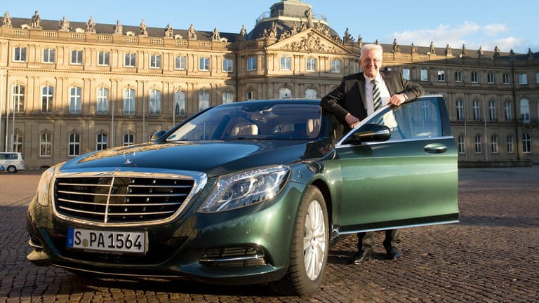 Der baden-württembergische Ministerpräsident Winfried Kretschmann (Bündnis 90/Die Grünen) steht auf dem Schlossplatz in Stuttgart neben seinem neuen Dienstwagen.
