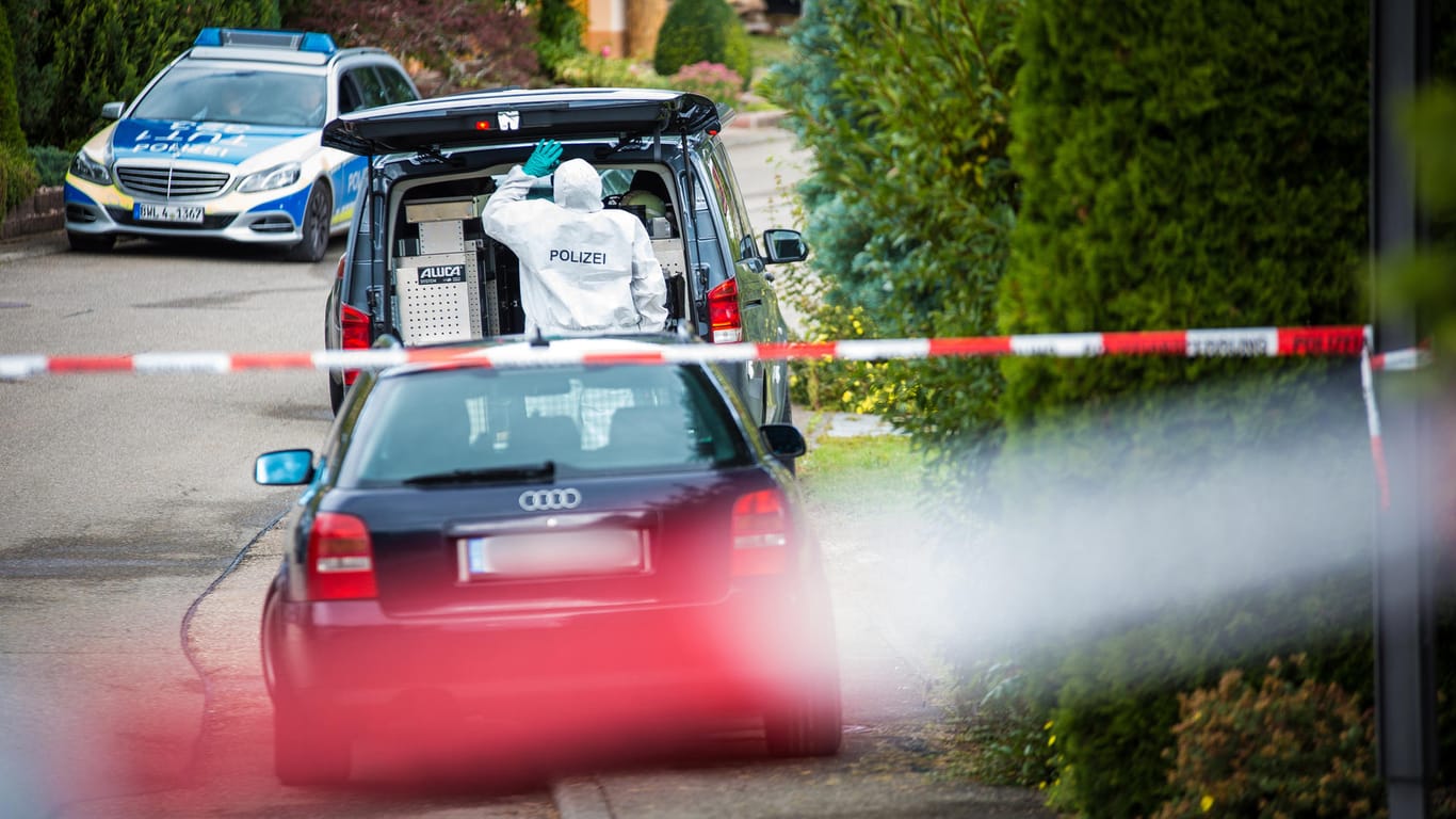 Ein Mitarbeiter der Spurensicherung vor dem Haus in Villingendorf (Baden-Württemberg), in dem sich das Familiendrama mit drei Toten ereignete.