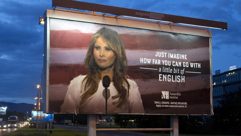 Eine Werbetafel zeigt das Bild der US-First-Lady Melania Trump. «Stellen Sie sich vor, wie weit man kommen kann - mit einem bisschen Englisch», steht auf der Plakatwand.
