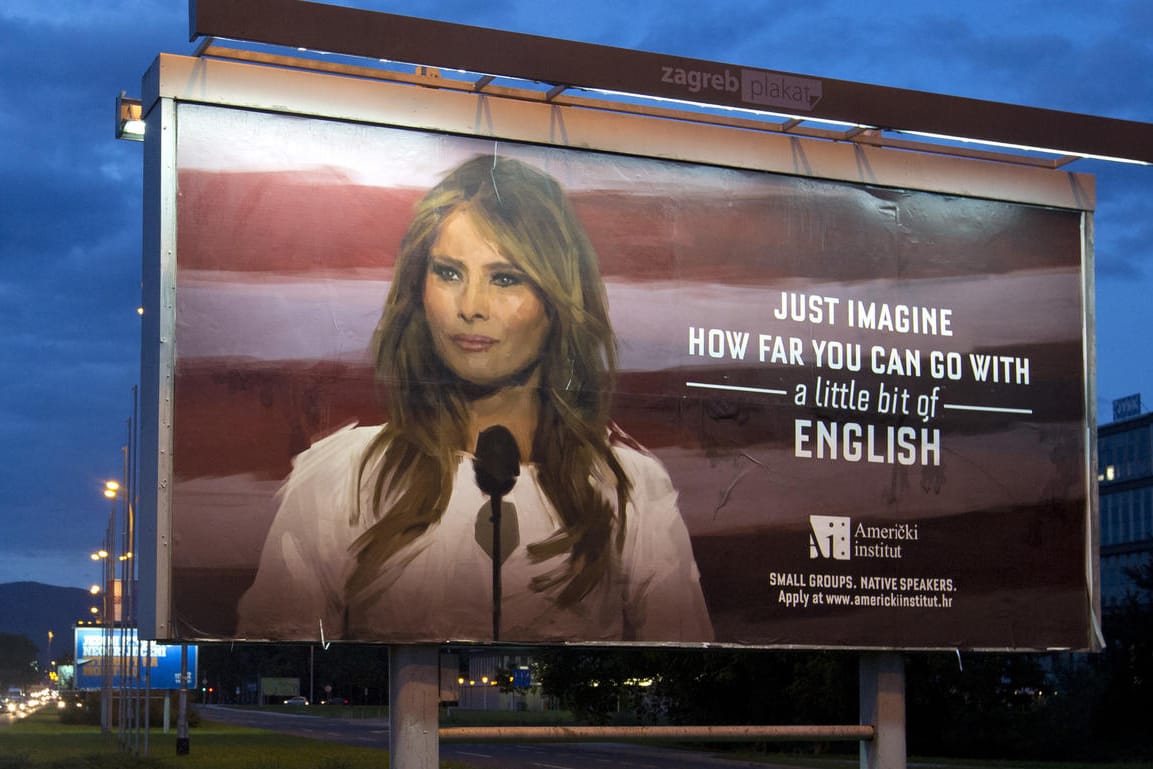 Eine Werbetafel zeigt das Bild der US-First-Lady Melania Trump. «Stellen Sie sich vor, wie weit man kommen kann - mit einem bisschen Englisch», steht auf der Plakatwand.