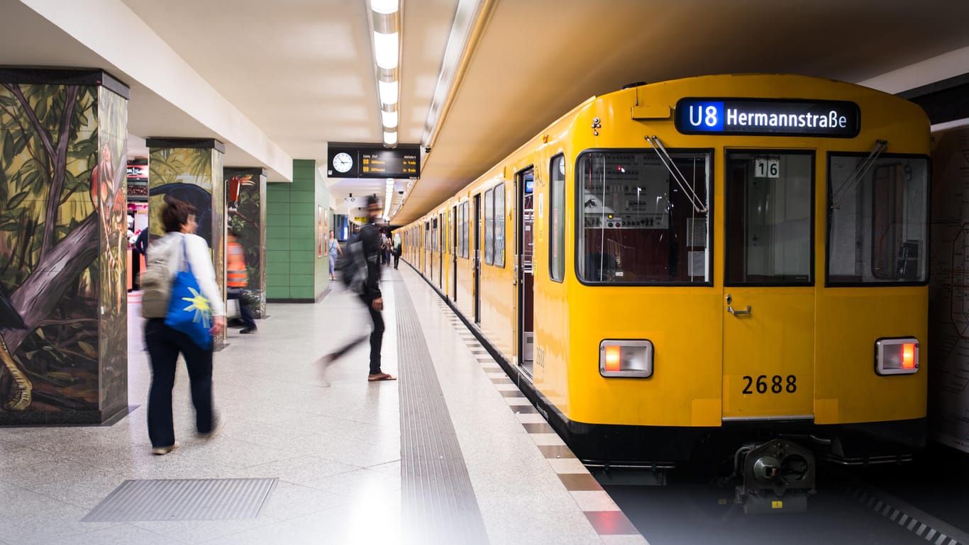 In Berlin hat ein Flüchtlingsmädchen 14.000 Euro in der U-Bahn gefunden und abgegeben.