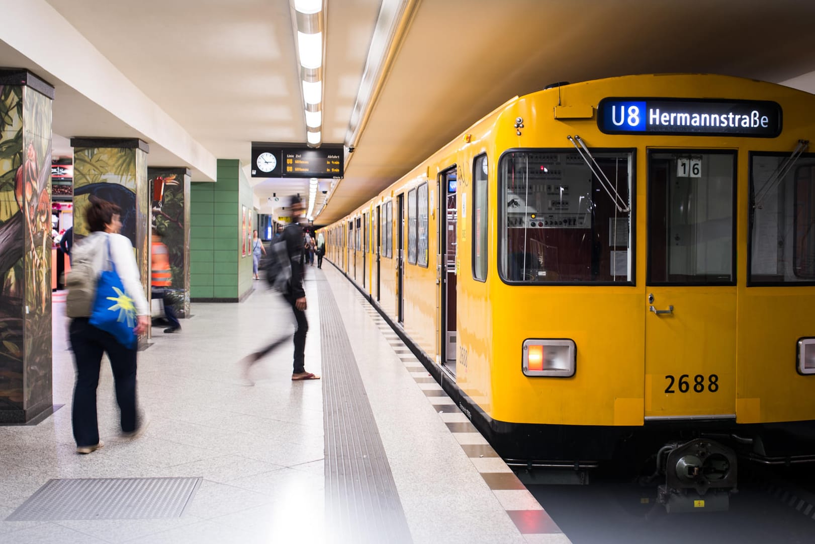 In Berlin hat ein Flüchtlingsmädchen 14.000 Euro in der U-Bahn gefunden und abgegeben.