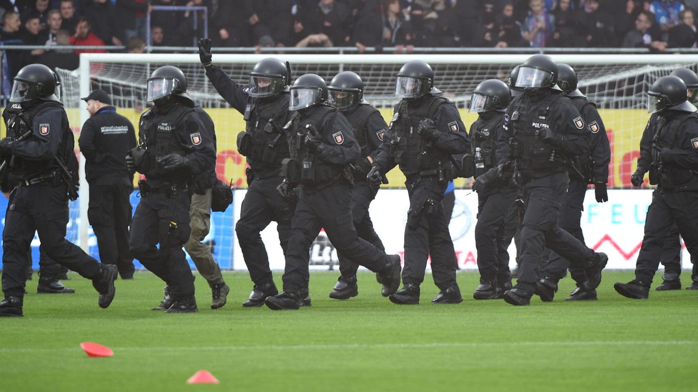Polizisten auf dem Platz im Holstein-Stadion.